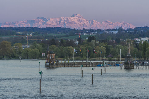 Deutschland, Konstanz, Blick auf die Hafeneinfahrt mit den Schweizer Alpen im Hintergrund - KEBF00548