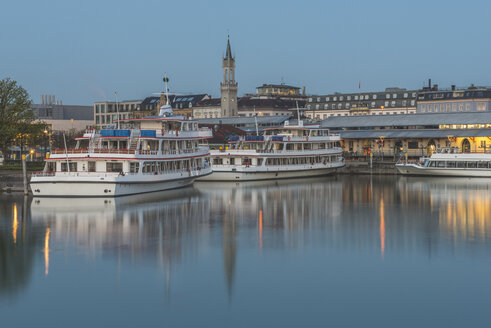 Deutschland, Konstanz, Touristenboote am Hafen - KEBF00549
