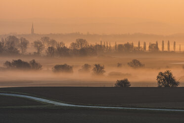 Deutschland, Landkreis Konstanz, Blick auf die Radolfzeller Aach vom Galgenberg bei Sonnenaufgang - KEBF00550