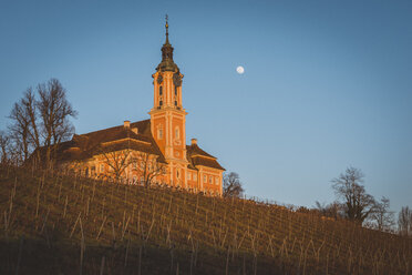 Deutschland, Birnau, Blick auf die Wallfahrtskirche bei Sonnenlicht - KEBF00553