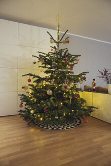 Geschmückter Weihnachtsbaum im Wohnzimmer - MFF03504