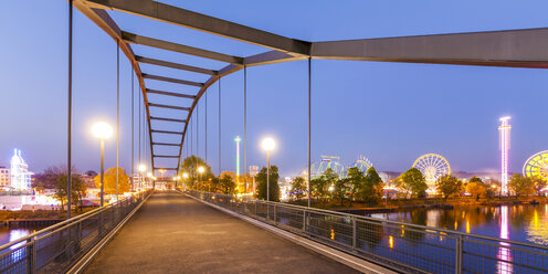 Deutschland, Stuttgart, beleuchteter Festplatz Cannstatter Wasen mit Fußgängerbrücke im Vordergrund - WDF04012