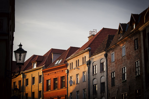 Polen, Torun, Häuserzeile in der Altstadt bei Sonnenuntergang, lizenzfreies Stockfoto