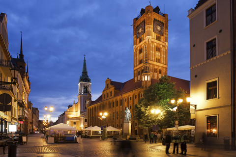 Polen, Torun, Rathaus auf dem Marktplatz der Altstadt bei Nacht, lizenzfreies Stockfoto