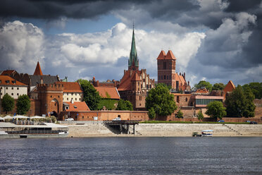 Poland, Torun, view to city skyline with Vistula River in the foreground - ABOF00195