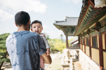 Südkorea, Gyeongju, Mann reist mit einem kleinen Mädchen im Bulguksa-Tempel - GEMF01616