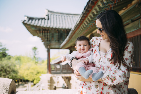 Südkorea, Gyeongju, Frau mit einem kleinen Mädchen im Bulguksa-Tempel, lizenzfreies Stockfoto