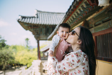 Südkorea, Gyeongju, Frau küsst ein kleines Mädchen im Bulguksa-Tempel - GEMF01619