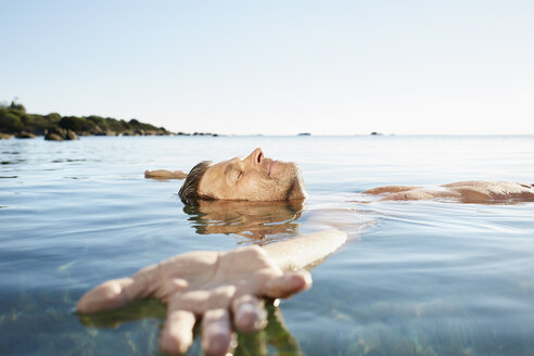 Entspannter reifer Mann schwimmt im Meer - PDF01227