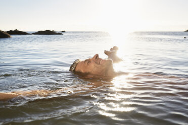 Glücklicher reifer Mann schwimmt im Meer - PDF01253