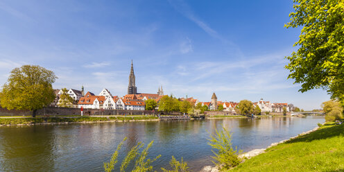 Deutschland, Ulm, Blick auf die Stadt mit der Donau im Vordergrund - WDF04017