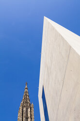 Deutschland, Ulm, Ulmer Münsterkirche und Fassade eines modernen Bürogebäudes - WDF04018
