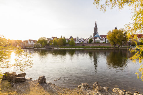 Deutschland, Ulm, Blick auf die Stadt mit der Donau im Vordergrund - WDF04024