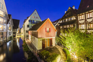 Deutschland, Ulm, Fischerviertel, historische Häuser am Fluss Blau bei Nacht - WDF04026