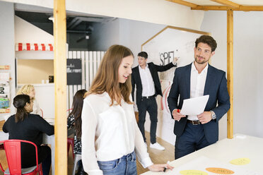 Geschäftsleute arbeiten in einem Workshop zusammen - PESF00547