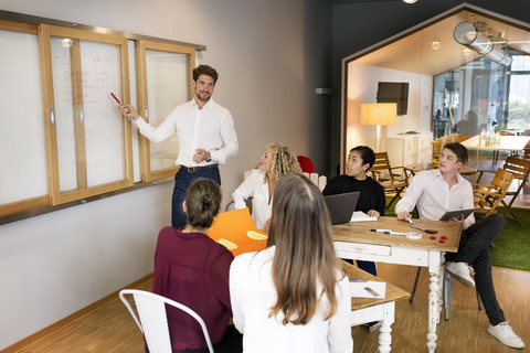 Geschäftsleute, die an einem Workshop im Büro teilnehmen, lizenzfreies Stockfoto