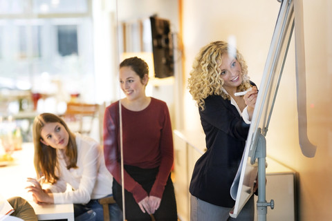 Geschäftsleute, die an einem Workshop im Büro teilnehmen, lizenzfreies Stockfoto