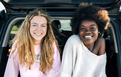 Portrait of two best friends sitting in a car - MGOF03333