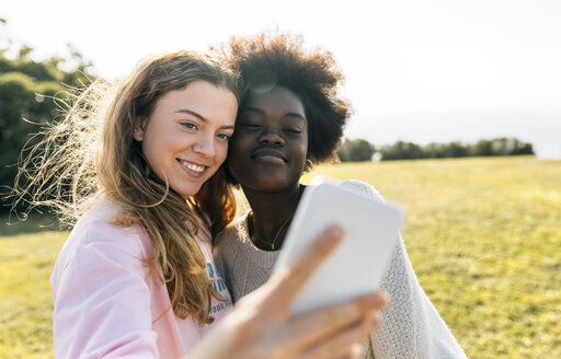 Zwei beste Freunde machen ein Selfie im Freien - MGOF03335