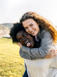 Zwei beste Freunde haben Spaß im Freien - MGOF03352