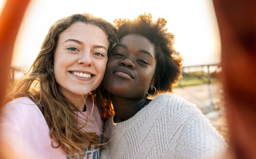 Zwei beste Freunde machen ein Selfie im Freien - MGOF03380