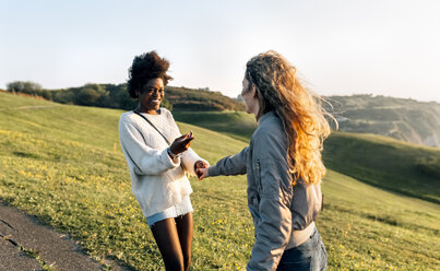 Zwei beste Freunde haben Spaß im Freien - MGOF03386