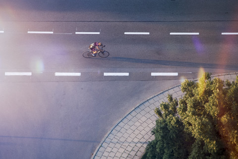 Rennradfahrer auf der Straße, Drohnenfotografie, lizenzfreies Stockfoto