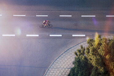 Rennradfahrer auf der Straße, Drohnenfotografie - MMAF00093