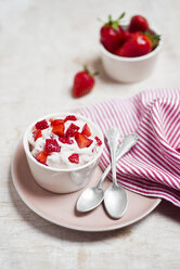 Dessert mit frischen Erdbeeren und Schlagsahne - CZF00284