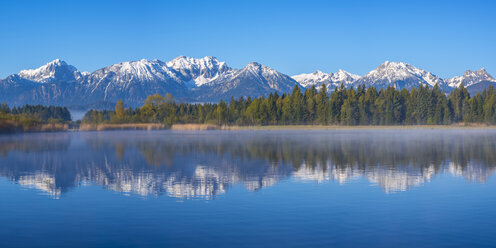 Deutschland, Bayern, Allgäu, Hopfensee am Morgen - WGF01082