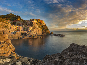 Italien, Ligurien, Provinz La Spezia, Cinque Terre, Manarola bei Sonnenuntergang - YRF00158