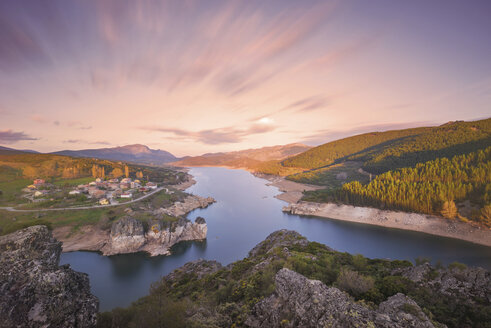 Spanien, Kastilien und Leon, Palencia, malerischer Sonnenuntergang am Camporredondo-See - DHCF00071