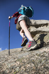 Spanien, Madrid, junge Frau beim Wandern auf Felsen - ABZF02002