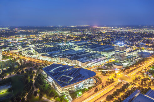 Deutschland, Bayern, München, Stadtbild mit BMW-Zentrale nahe Olympiapark bei Nacht, Drohnenfotografie - MMAF00095