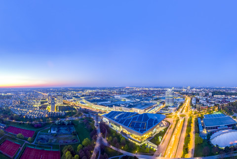 Deutschland, Bayern, München, Stadtbild nahe Olympiapark bei Nacht, Drohnenfotografie, lizenzfreies Stockfoto