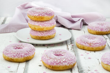 Sechs Krapfen mit rosa Zuckerguss und Zuckergranulat - LVF06109