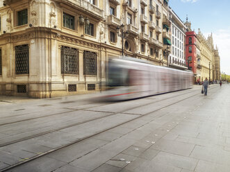 Spanien, Sevilla, Straßenbahnfahren in der Stadt - LAF01848