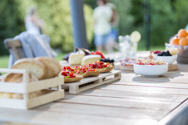 Leichte Sommersnacks auf einem Tisch - ZOCF00307