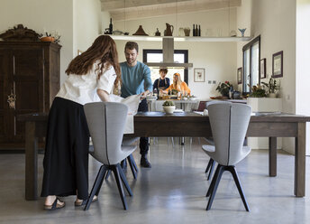 Zwei Paare kochen und decken gemeinsam den Tisch - ZOCF00311