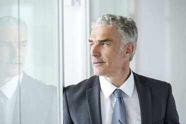 Älterer Geschäftsmann im Büro, Porträt - FMKF04145