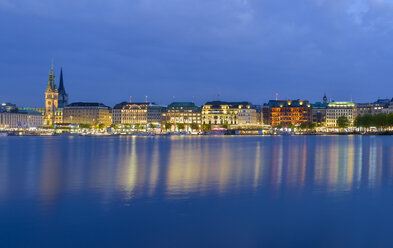 Deutschland, hamburg, Binnenalster, Blick auf die Stadt am Abend - RJF00695