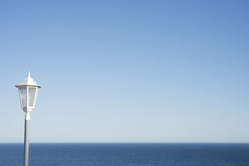 Laterne und Meer mit blauem Himmel - SKCF00298