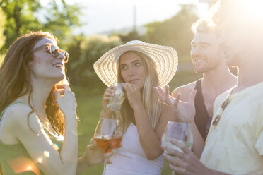 Vier Freunde trinken und reden im Garten - ZOCF00351