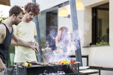 Zwei Männer am Barbecue-Grill - ZOCF00353