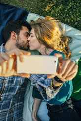 Verliebtes Paar macht Selfie mit Smartphone beim Küssen - DAPF00757