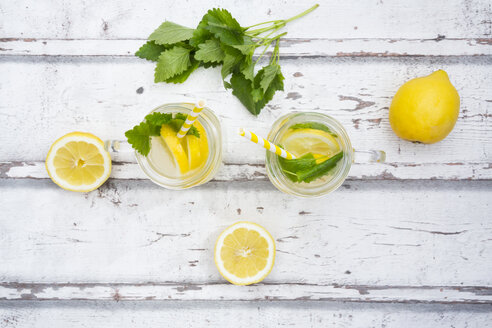 Zwei Gläser gekühlte Limonade mit Zitronenmelisse aromatisiert - LVF06118