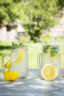 Zwei Gläser gekühlte Limonade mit Zitronenmelisse aromatisiert - LVF06120
