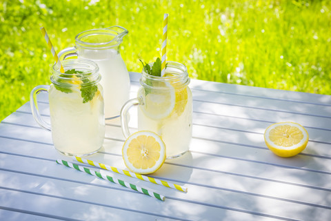 Zwei Gläser gekühlte Limonade mit Zitronenmelisse aromatisiert, lizenzfreies Stockfoto