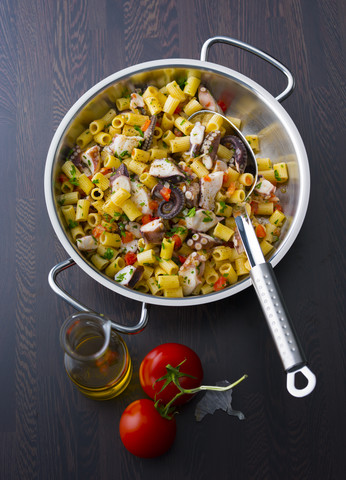 Schüssel mit Tintenfischsalat, lizenzfreies Stockfoto