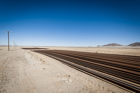 Namibia, Namib-Wüste, Schienen in der Nähe der Straße B4 südöstlich von Lüderitz, lizenzfreies Stockfoto